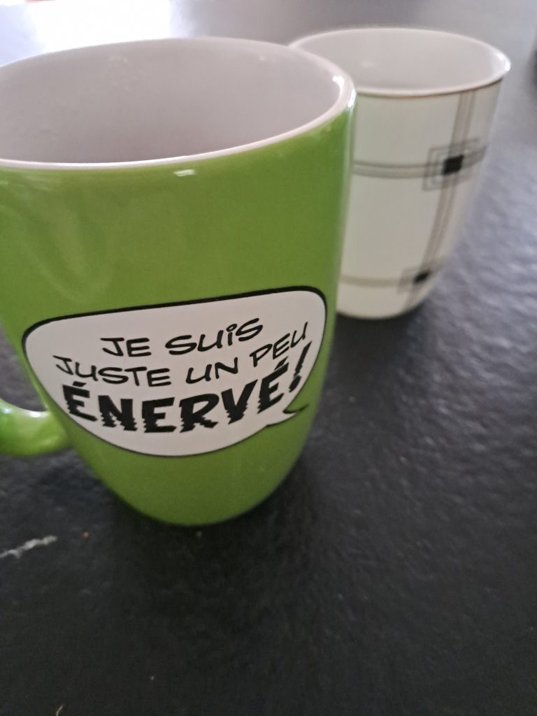 on voit 2 tasses de thé pour une seul personne